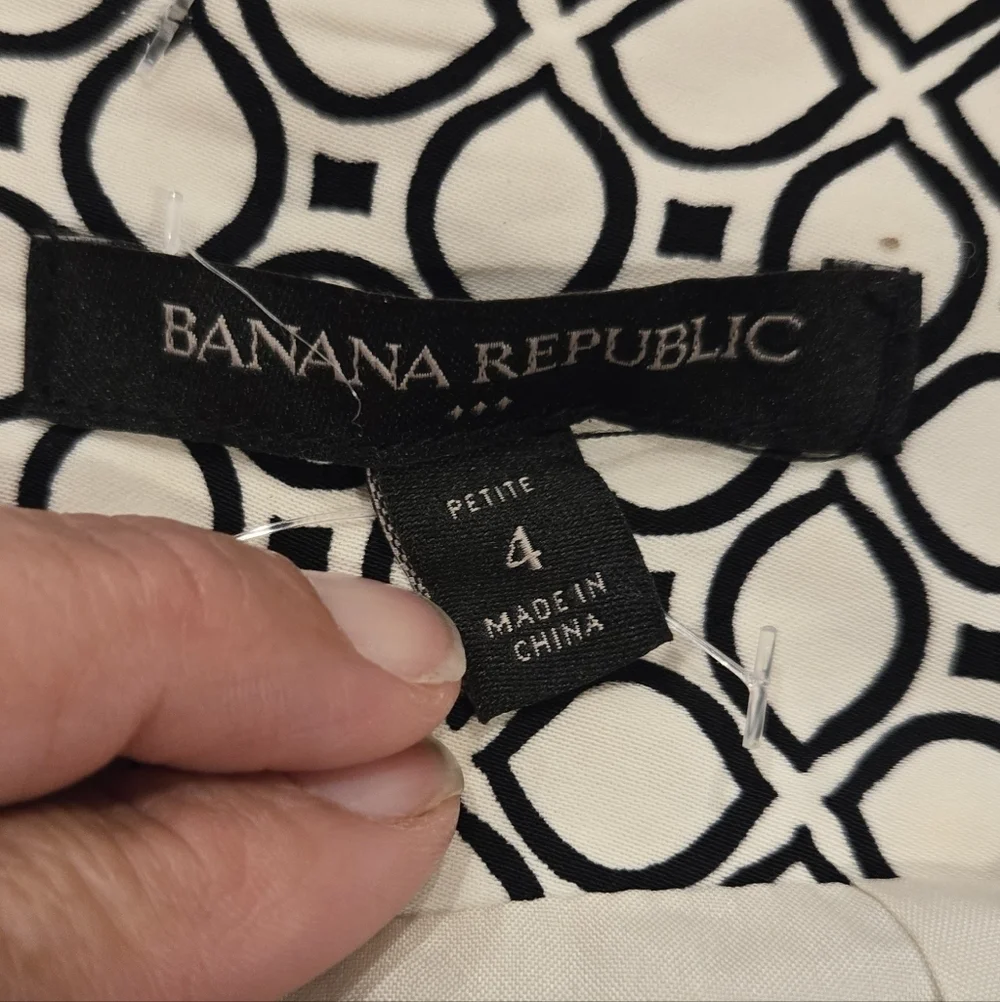 Banana Republic Factory Geo Print Mini Skirt in Black / White Sz 4p NWT